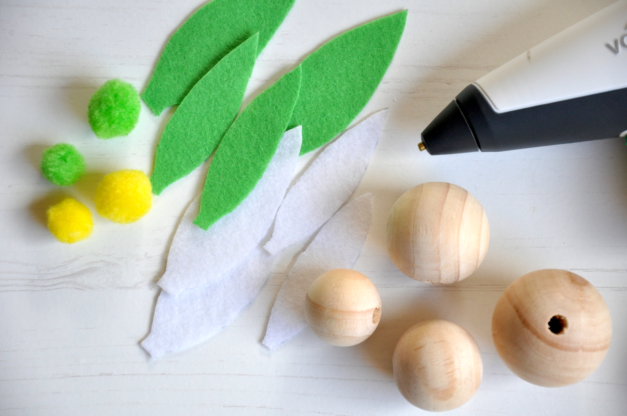 VBS Bastelset Für Ostern – 6 Süße Hasen Aus Acryleiern & Holzkugeln Mit Filz & Pompons, 12–14 Cm