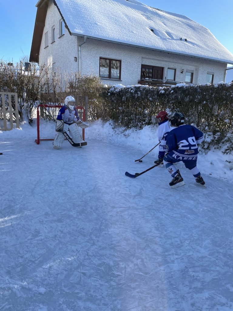 Eislaufbahn im Garten mit geringem Aufwand selber machen